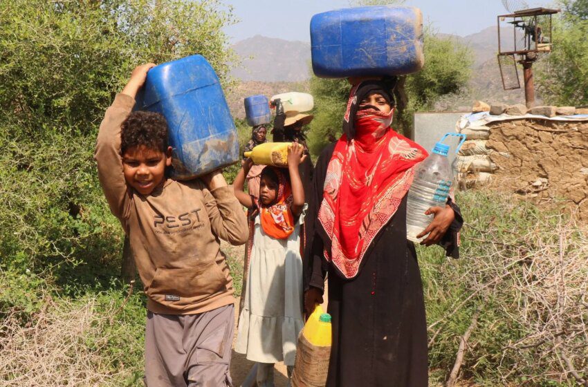  Au Yémen, déplacés à Taiz confrontés à pénuries d’eau et malnutrition infantile