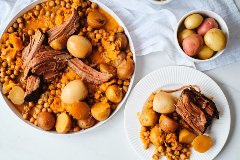  Découvrez la recette traditionnelle de Dafina, plat emblématique de la cuisine juive marocaine.