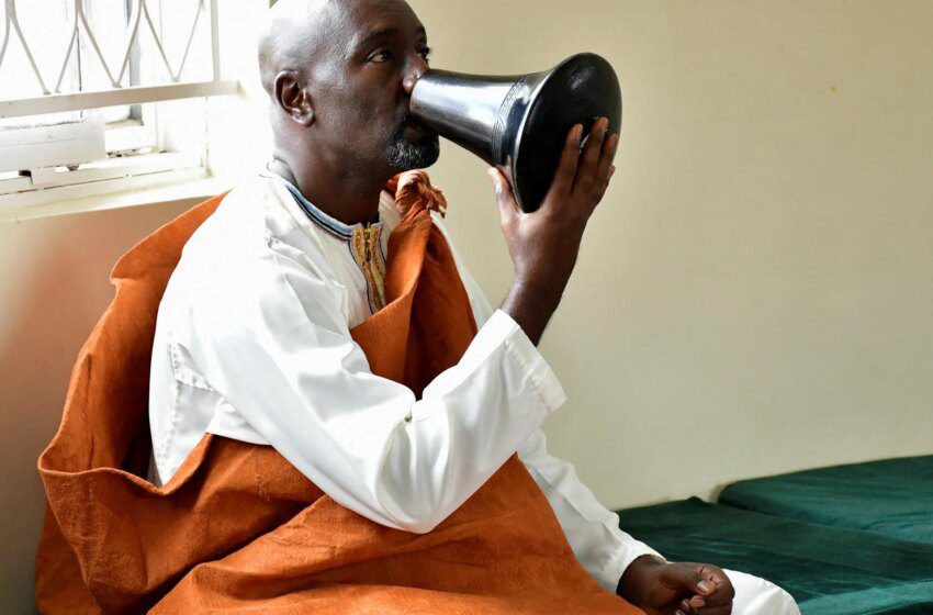 Edward Rukidi Nyabongo I couronné roi de Tooro dans une succession contestée