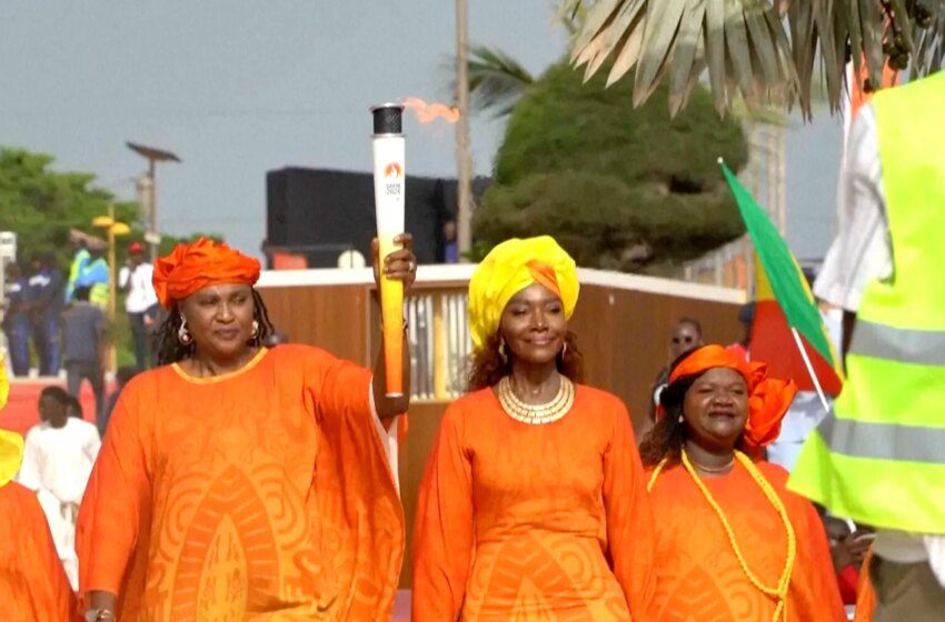  La flamme olympique inaugurale arrive au Sénégal avant les Jeux de la Jeunesse