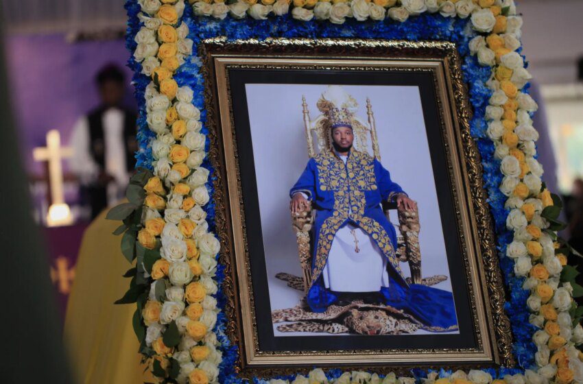  Prince Edward Rukidi proclamé roi de Tooro lors de l’enterrement d’Oyo, succession contestée