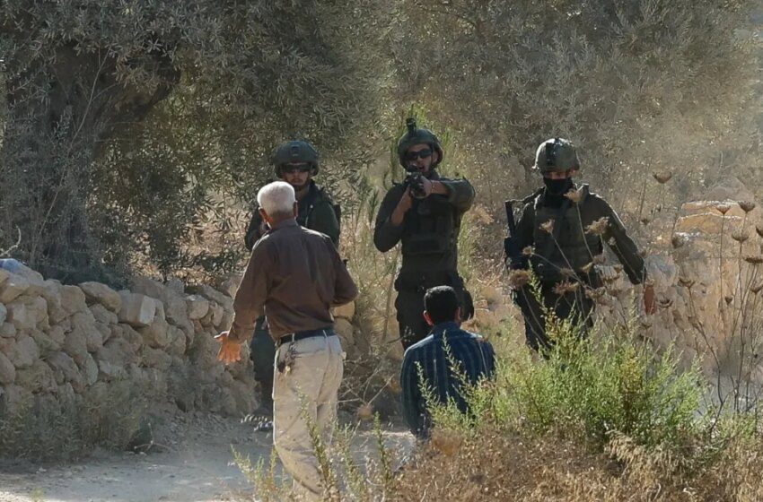  Forces israéliennes arrêtent et agressent des journalistes à Beita près de Naplouse