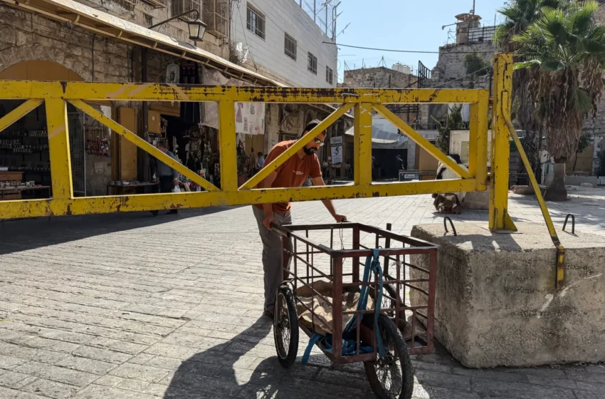  Trois portes en fer à Hébron restreignent la mobilité des Palestiniens en vieille ville